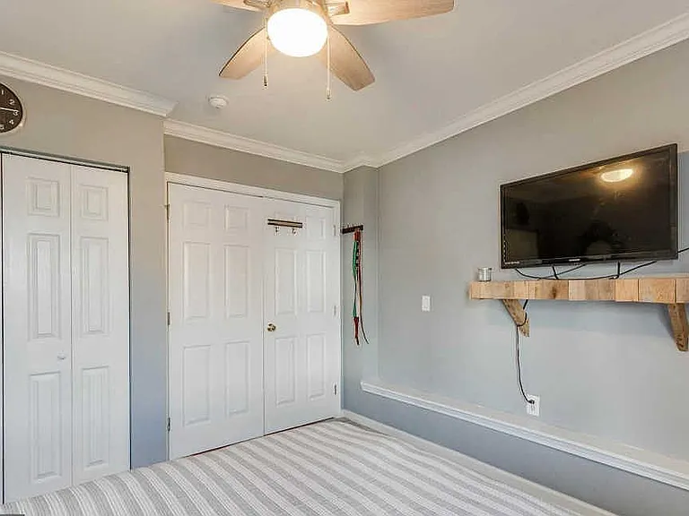 102 E Randall St — Photo 15