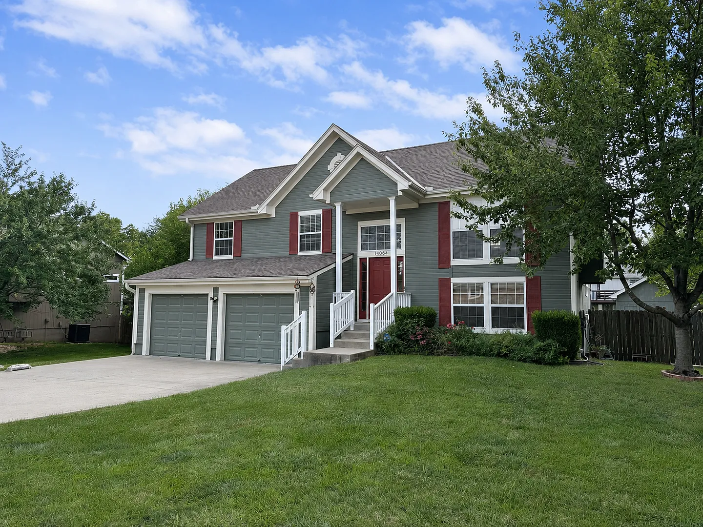 Newer 2005-Built 4 Bed Home | Nearly 2,000 Sq Ft | Easy Commute to KC — Photo 2
