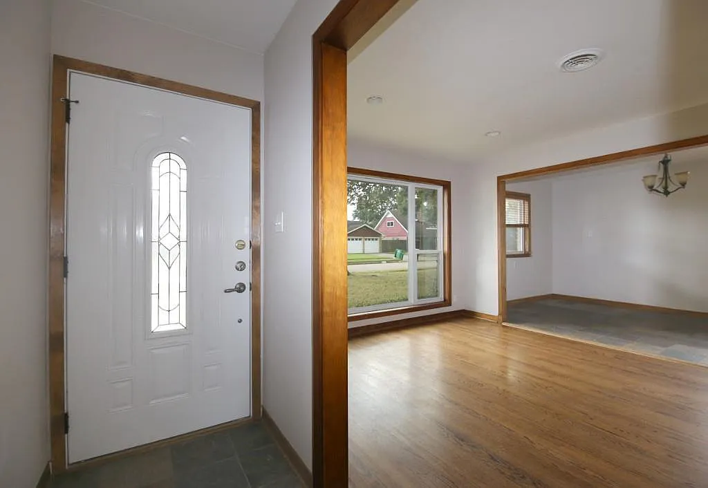 3 bed, 2.0 bath, 1689 sqft, $3,200 — Photo 2