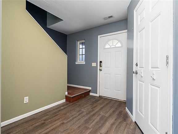 4th image of 410 E 13th St