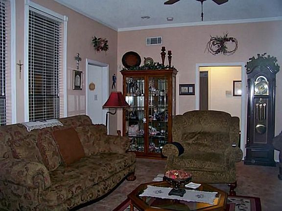 4th image of 933 SE 2nd St
