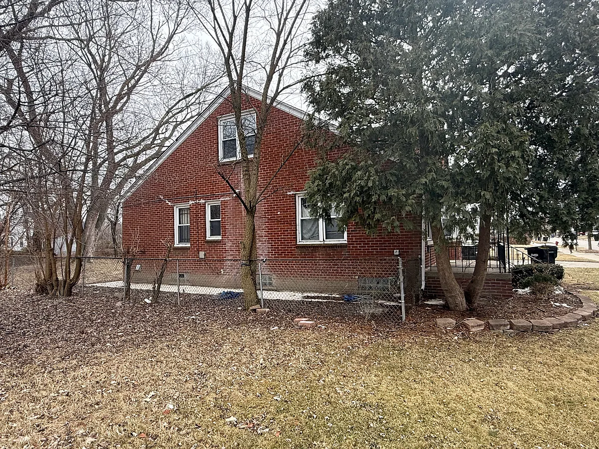 Building Photo - 9030 Plainview Ave
