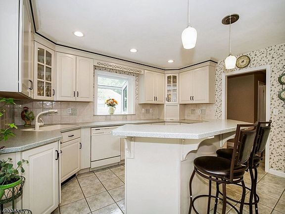 5th image of 298 Hillside Ave
