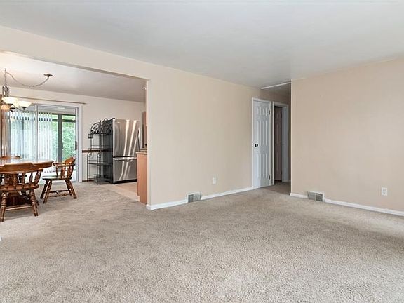 4th image of 221 Greenwood Dr