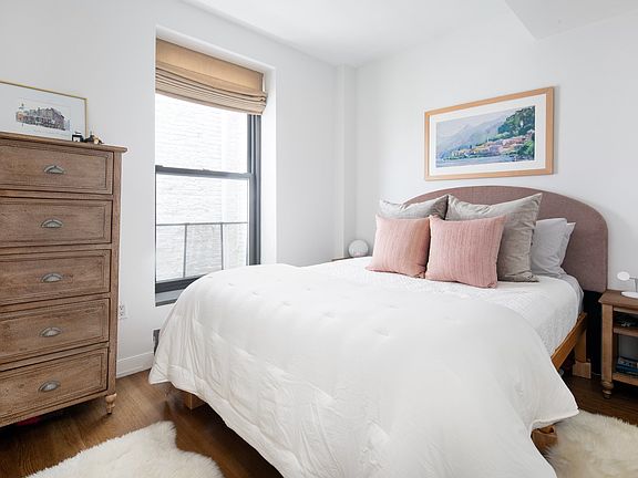 4th image of 422 W 20th St APT 2D