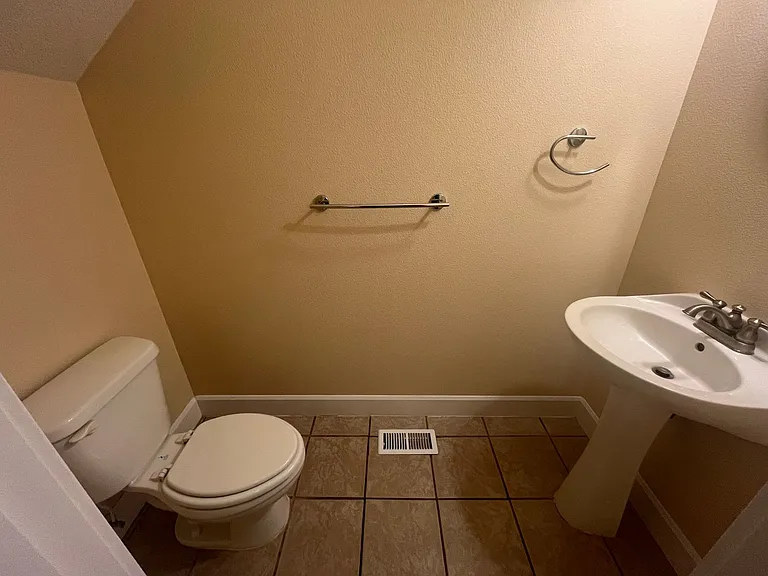 1242 SE Roberts Ave — Photo 7