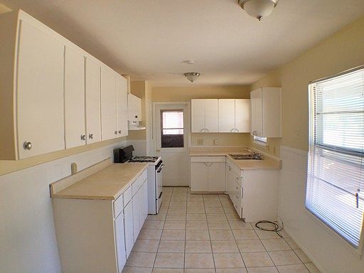 3rd image of 5022 Bayhead Dr