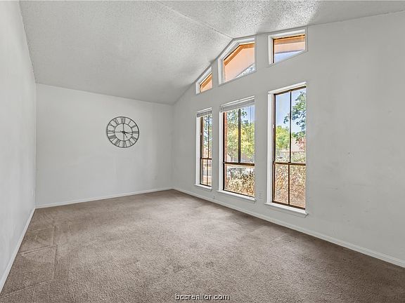 3rd image of 1429 Magnolia Dr