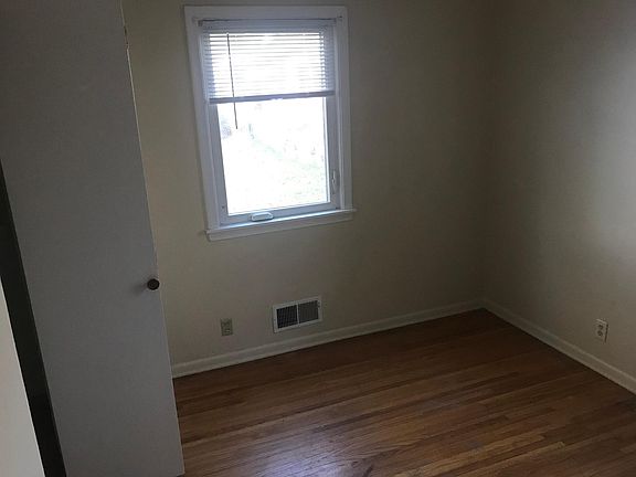 4th image of 1815 Hyacinth Ave E