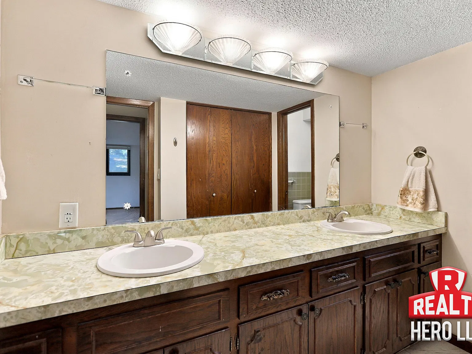 3 bed, 2100 sqft, $2,399 — Photo 4