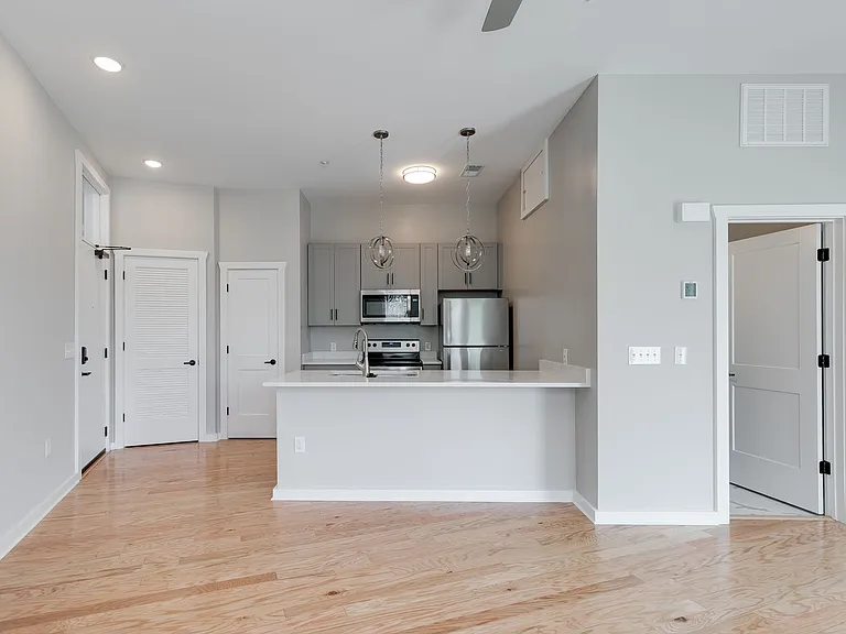 2416 Jefferson Ave — Photo 4