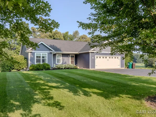 5701 Ravine Dr, Middleville, MI 49333