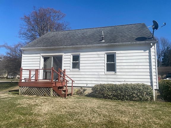 3rd image of 414 White Pond Dr