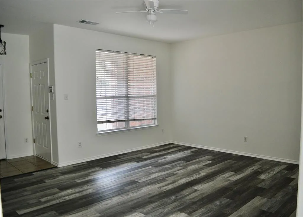 3 bed, 2.5 bath, 1590 sqft, $1,695 — Photo 4