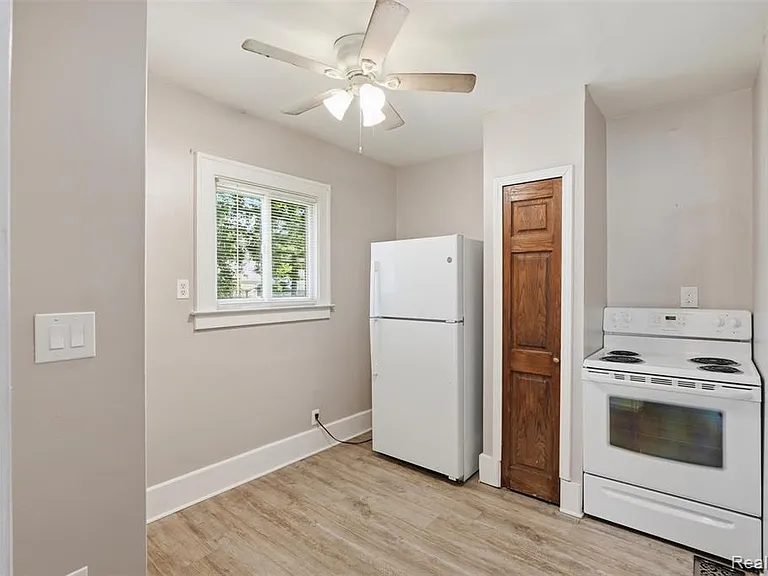 735 E Maxlow Ave — Photo 10