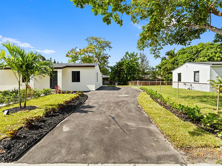 15920 NW 17th Ct — Photo 3