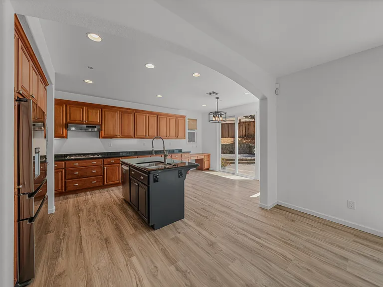 100 Portsmouth Dr — Photo 16