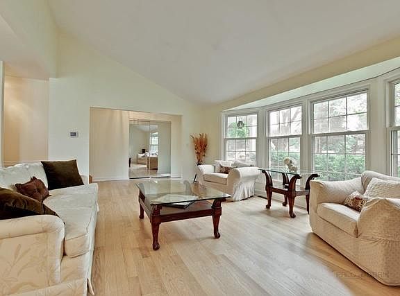 5th image of 604 Fairlawn Ave