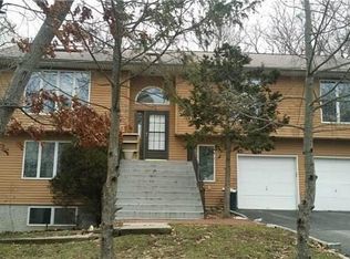 15 Oakhurst St, Huntington Station, NY 11746