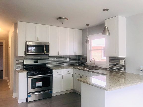 3rd image of 387 Crandon Ave