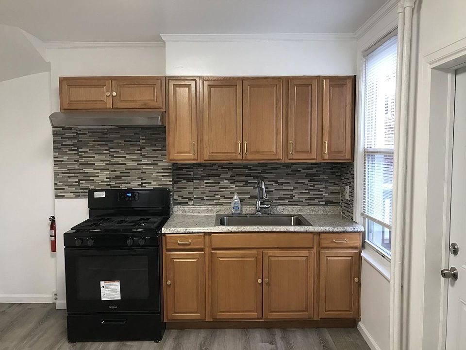 2nd image of 425 Lincoln Ave