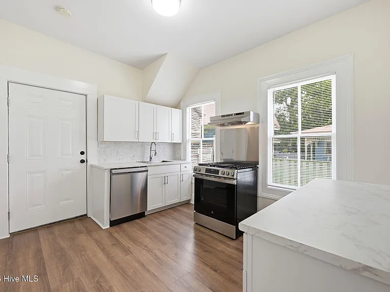 511 Middle St #A — Photo 12