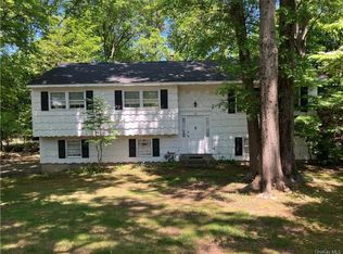 56 Dawn Ln, Airmont, NY 10901