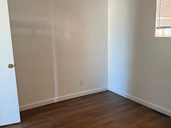 5th image of 147 W 32nd Ln #3/4