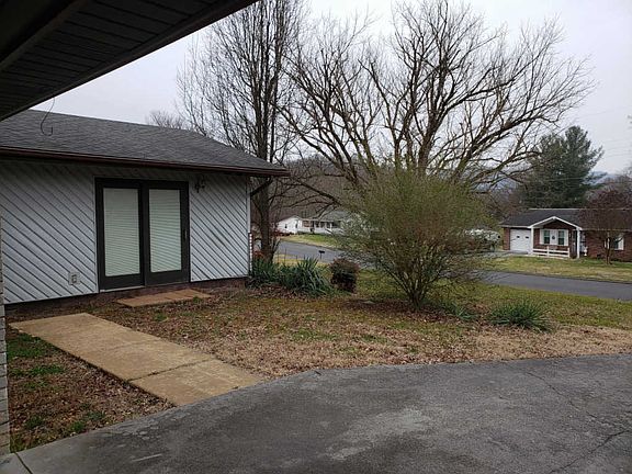 3rd image of 1501 Stoneybrook Dr