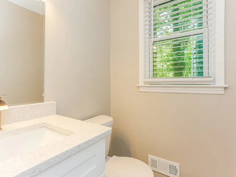 275 Oak St — Photo 17