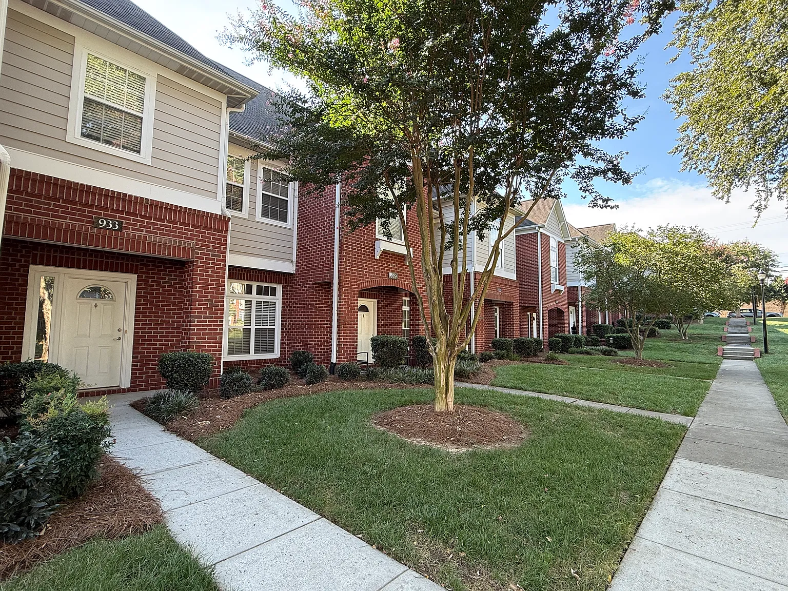 3 bed, 2.5 bath, 1484 sqft, $2,100 — Photo 2