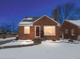 1856 Hampton Rd, Grosse Pointe Woods, MI 48236