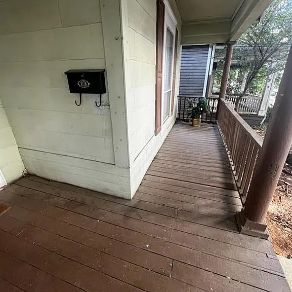 1059 Hampton St NW — Photo 3
