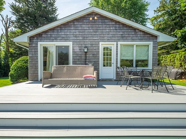 241 Pantigo Rd — Photo 2