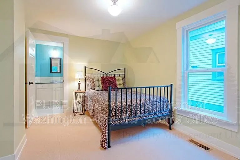 623 N Steele St — Photo 12