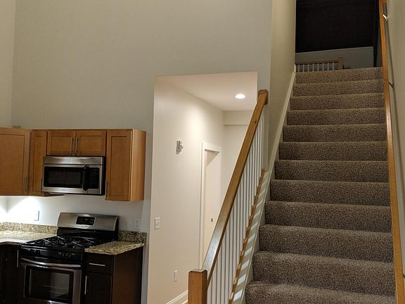 5th image of 398 Lincoln Pkwy #9