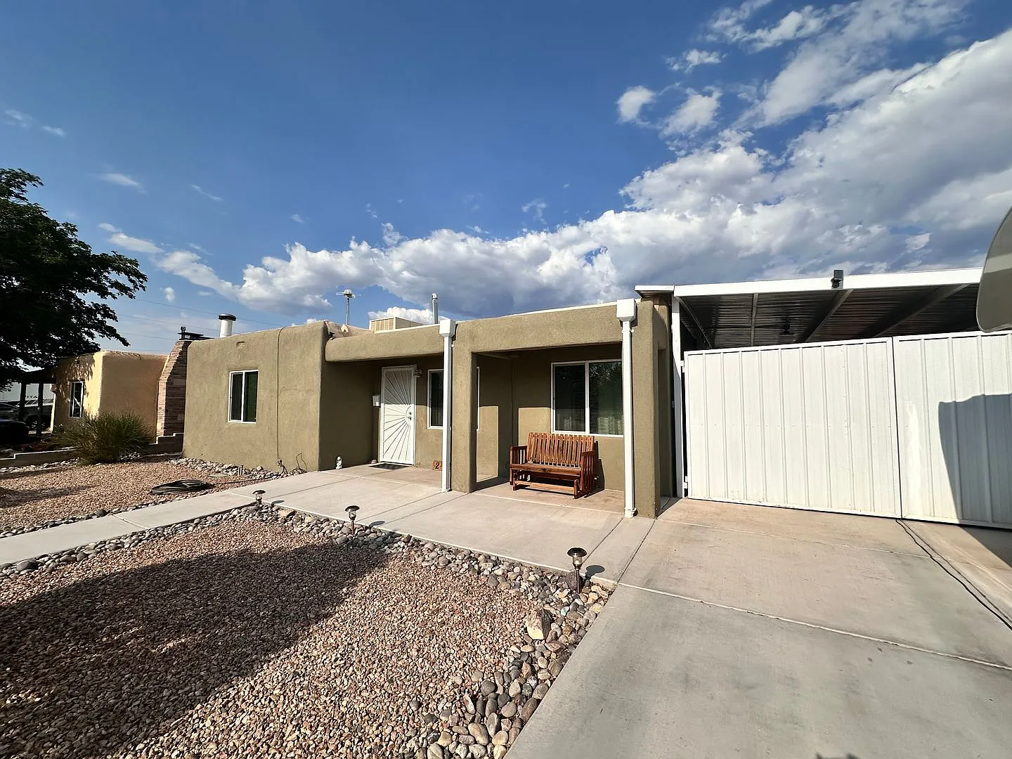 Newly Remodeled 3 Bedroom 2 Bathroom — Photo 3