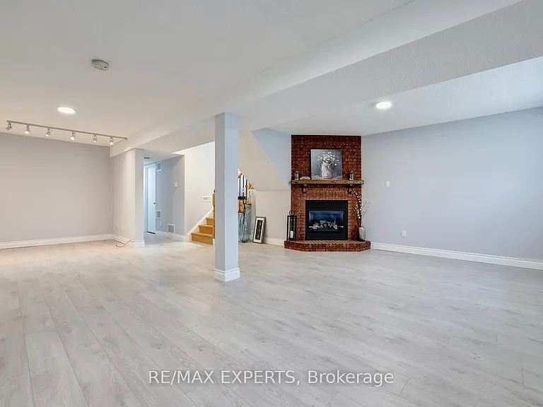 72 Donald Cres — Photo 28