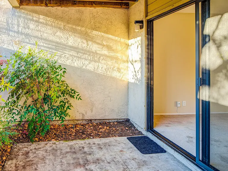Muir Park Condos — Photo 7