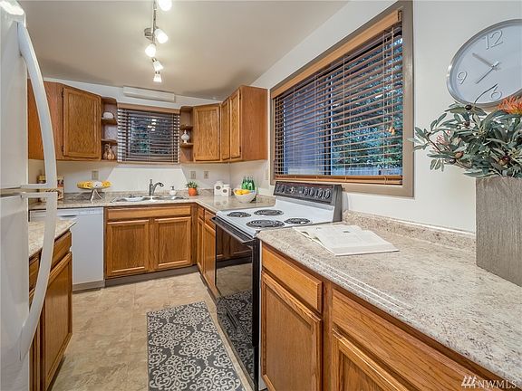 3rd image of 17810 24th Ave NE