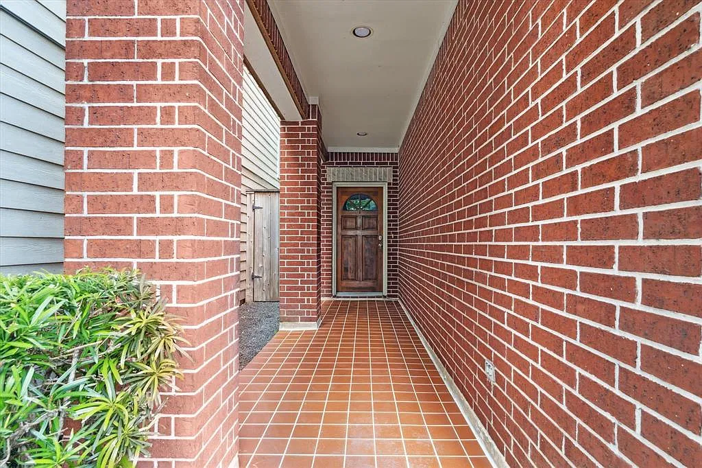 3 bed, 2.5 bath, 2656 sqft, $800 — Photo 2