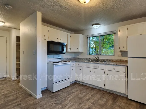 32 10th Ave N #4, Fargo, ND 58102