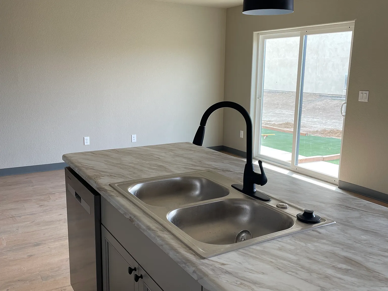 3 bed, 2.5 bath, 1600 sqft, $2,000 — Photo 3