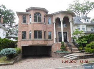 1095 Abbott Blvd, Fort Lee, NJ 07024