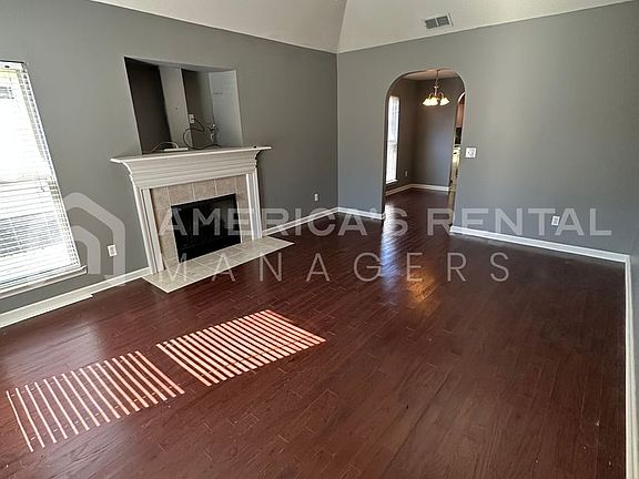 3rd image of 445 Fox Run Cir