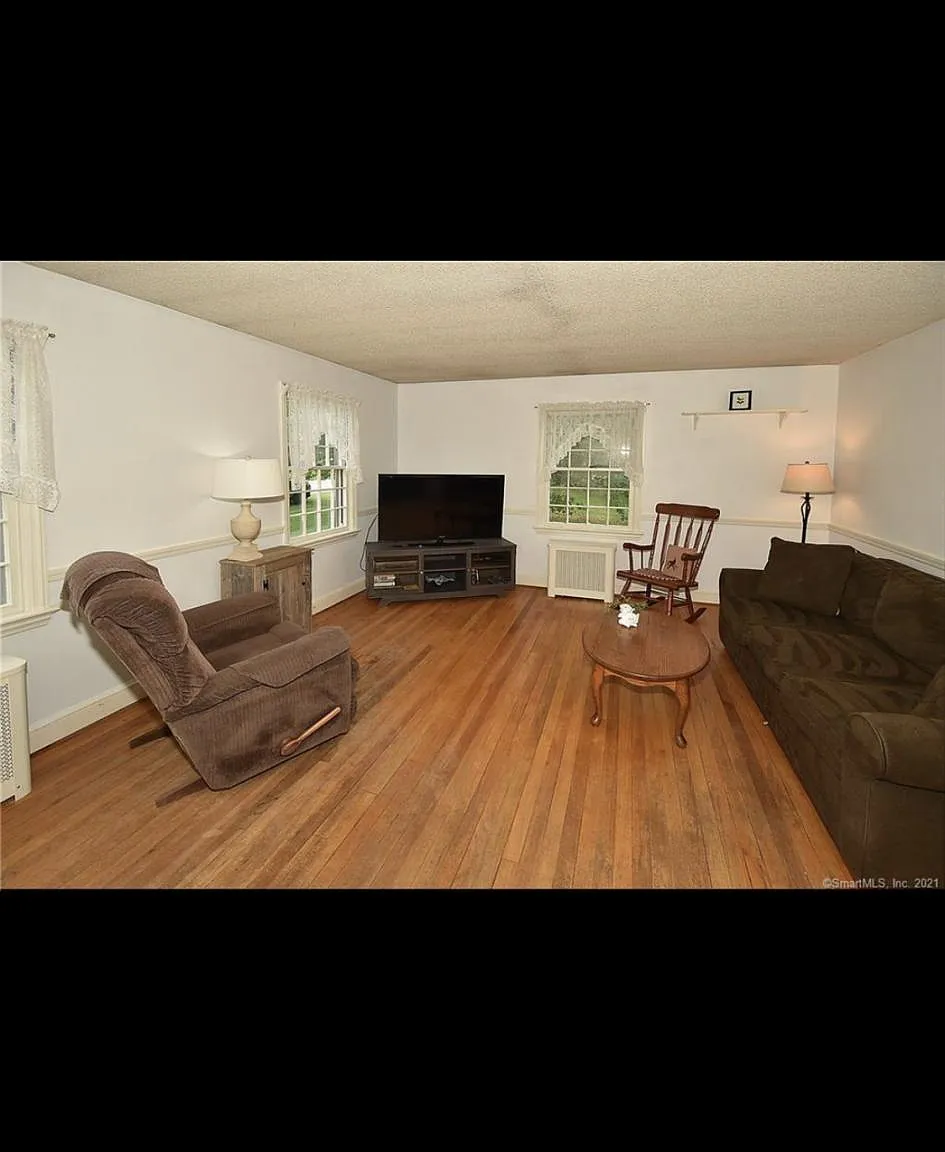 3 bed, 1350 sqft, $2,550 — Photo 2