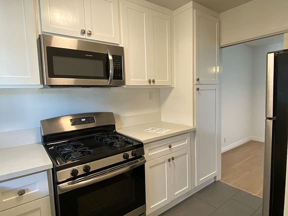 2nd image of 928 S Sherbourne Dr APT 10