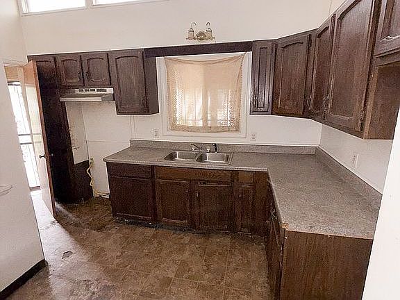 5th image of 431 Iroquois Ave