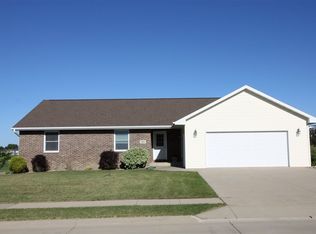 921 11th St SW, Dyersville, IA 52040