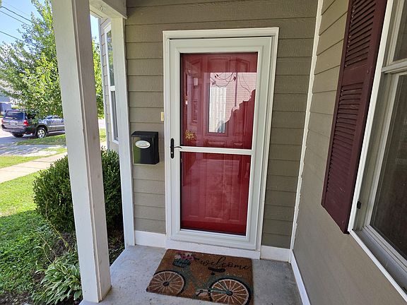 4th image of 804 E Spring St